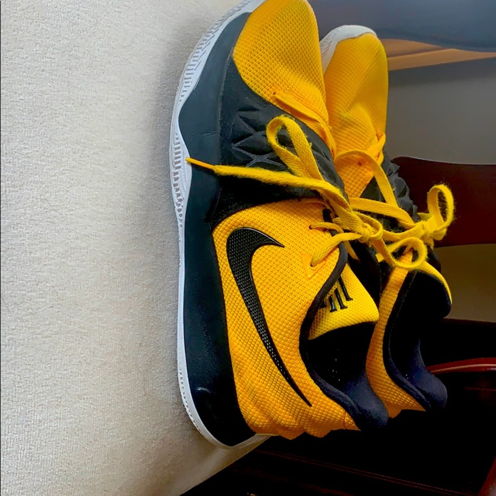 Nike Basketball Kyrie 4 lows yellow